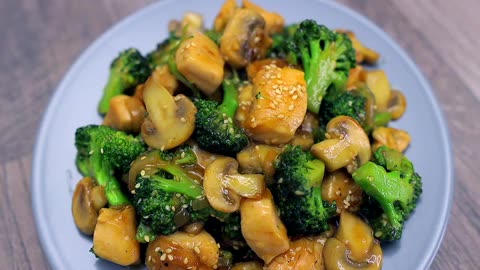 An easy pan-fried broccoli recipe with chicken breast and mushrooms! Tasty and quick!