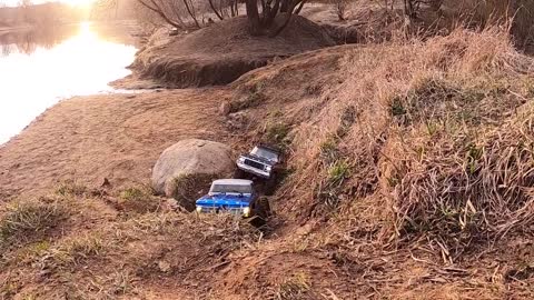Traxxas TRX4 Ford Bronco and Vaterra Ascender Ford F100 in a journey ride
