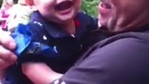 Bebé se ríe ante las bromas de su abuelo del modo más adorable