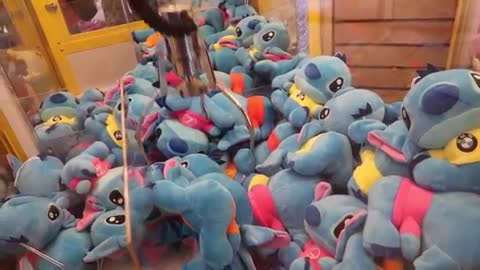 Lyssy NOEL-CLEANING OUT A CLAW MACHINE!