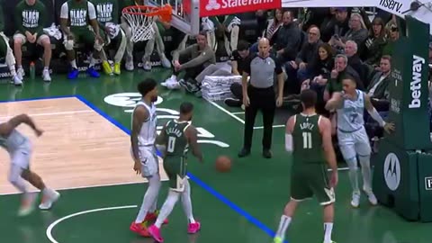 NBA - Bryce McGowens and takes down the poster 😱 Bucks-Hornets