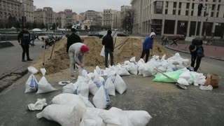 El centro de Kiev se llena de barricadas en el octavo día de la invasión rusa de Ucrania