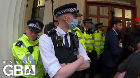 London Protesters Hand Evidence of COVID Injections Injuring & Killing People Into Police Stations