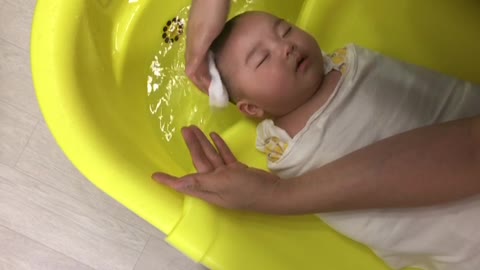 How to wash your baby's hair