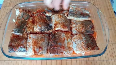 Seehechtfilet mit Gemüse im Ofen backen. Eines der besten und leckersten Fischrezepte.