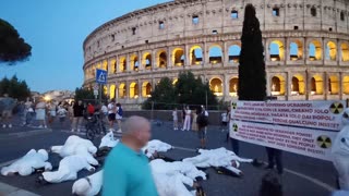 Flashmob al Colosseo "La pace non si crea con le armi"