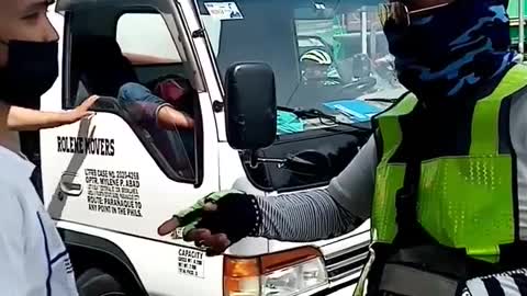 Traffic Enforcer Kumukuha ng Lisensya na Walang Sinasabing Violation