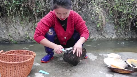 The girl discovered a giant clam while searching for treasure by the river, which changed her fate