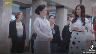 Madame Peng Liyuan visited the National Museum of Serbia with First Lady Tamara Vučić of Serbia