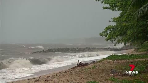 Cairns residents told to seek shelter as Cyclone Jasper crosses the coast