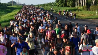 Hundreds of migrants leave Mexico in new caravan headed for US border