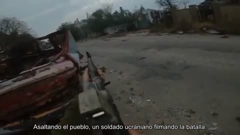 Asaltando el pueblo, un soldado ucraniano filmando la batalla.