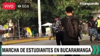 Fuertes enfrentamientos entre la policía de #Bucaramanga y encapuchados