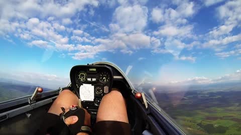 Powerless glider performs epic aerobatic tricks