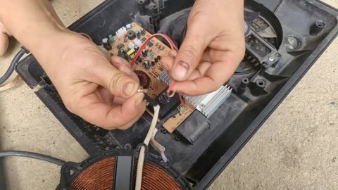 The girl picked up an induction cooker from a landfill and repaired it like new