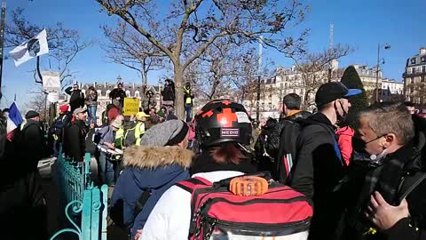 Manif anti-pass 💉 du 12 Févr. 22- Paris- Un monde de fou !