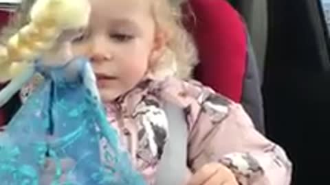 Toddler Delivers Hilarious Facial Expressions While Singing ‘Let It Go’ In The Car