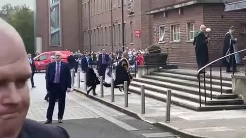 Hillary Clinton huée sans pitié à l'extérieur de l'Université Queen's.