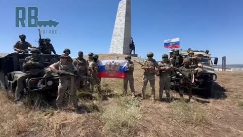 Russian soldiers armed with Western countries' weapons taken as booty from Ukraine