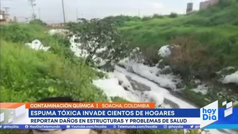 Una espuma tóxica invade las casas de al menos 400 familias en Soacha, Colombia | Noticias Telemundo