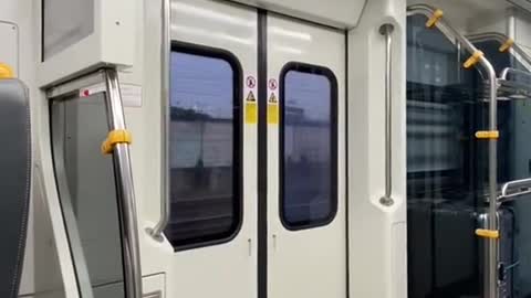 Densha di jakarta lebih keren di banding jepang anjaayyy,