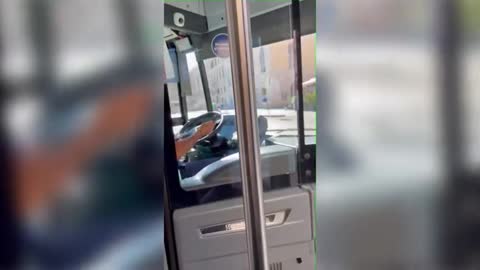 Autista di bus manovra il volante con la mano sinistra e chatta con la destra il video è virale