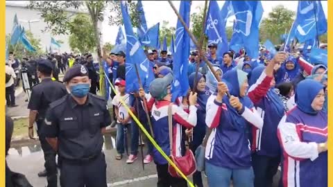 Suasana tegang antara penyokong PN, BN dengan laungan penyamun, katak