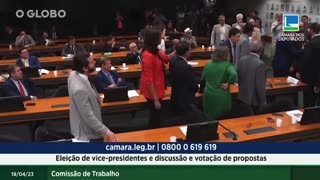 Eduardo Bolsonaro 'parte para cima' de deputado do PT após discussão sobre facada