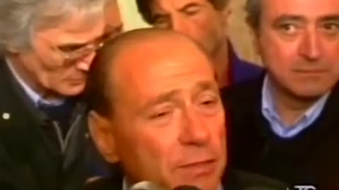 Momenti kur Berlusconi shpërthen në lot për shqiptarët e mbytur në 1997