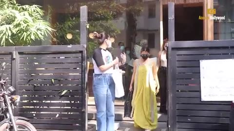 Malaika Arora and Kareena Kapoor flaunts her huge figure in backless dress