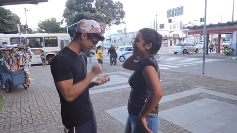 Como Beijar Garotas Desconhecidas Com Brincadeiras De CrianÇA / Kissing Prank