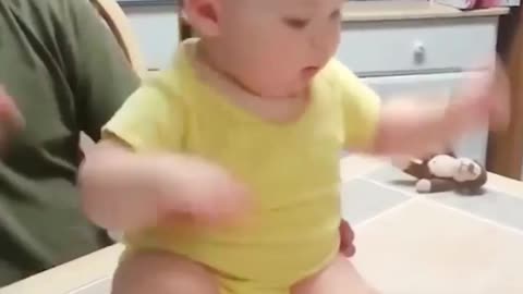 Funny baby dancing 😂