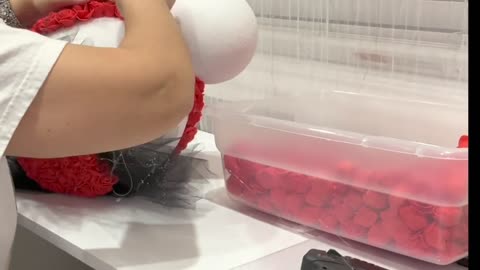 Making Minnie Mouse from foam roses