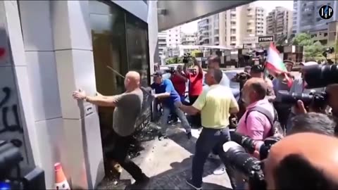 🌍 LEBANON: Protesters are once again destroying banks to demand their money