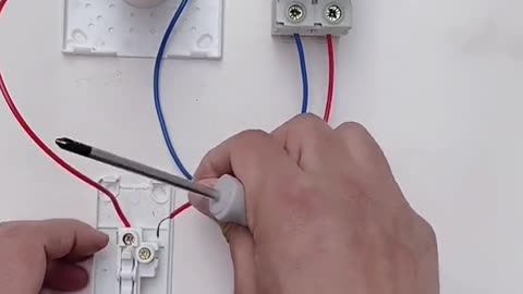 How to connect light to two switches