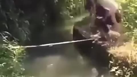 Video Lucu Jatuh ke Sungai