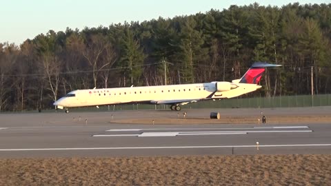 CRJ-900 departs MHT