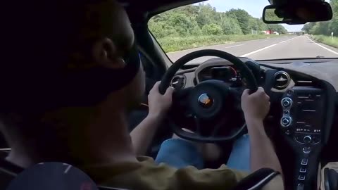 Tesla Model S Plaid vs. McLaren 765LT on the Autobahn