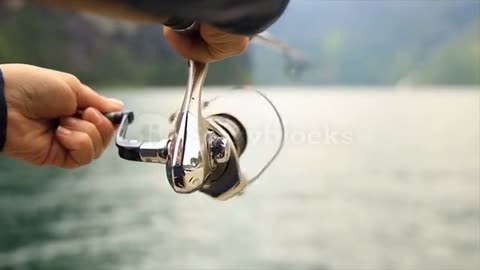 #海#釣り#川#魚 回転する釣り竿で釣りをする女性