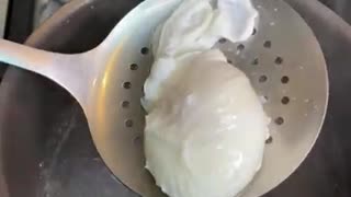 How to poached an egg perfectly.