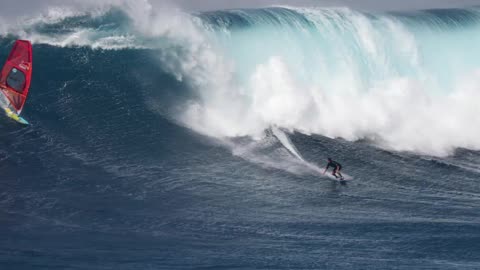 Big Waves to surf at JAWS PE'AHI on MAUI
