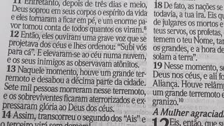 Jesus vem em duas eras esta é da Igreja redimida na cruz a segunda é o nosso corpo celeste rei e sacerdote em mil anos