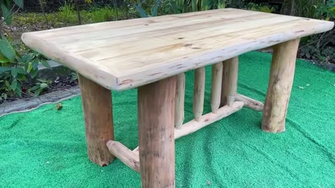 take advantage of unused pieces of wood to make a table that can beautify the living room