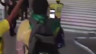 MOMENTO EM QUE NOSSOS PATRIOTAS SÃO CONVIDADOS A ENTRAR NO CONGRESSO NACIONAL PELA POLÍCIA