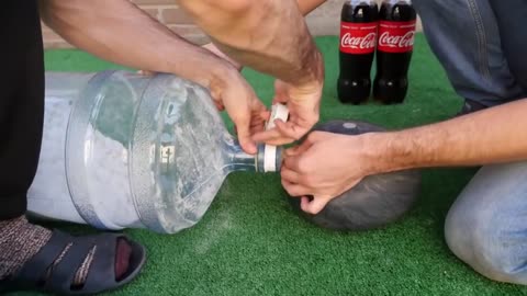 Experiment Giant Coca Cola Balloon VS Mentos2