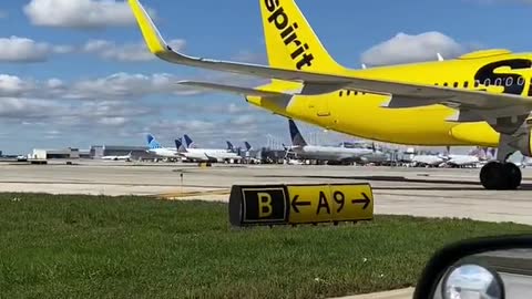 Come and see American Spirit Airlines and watch the plane together.