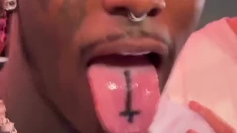 Li Uzi Vert gets an upside down cross tattoo on his tongue