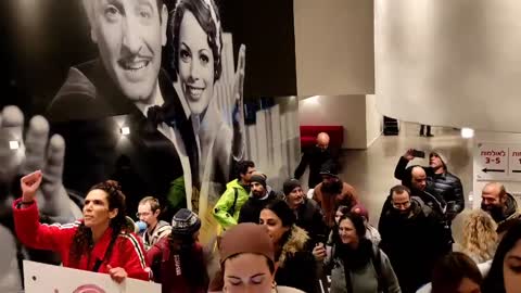 Israele, no vax entrano al cinema al canto di "La gente come noi non molla mai"