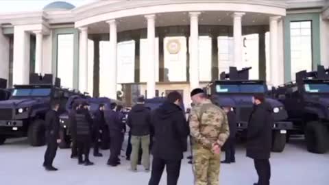 Kadyrov shows a new batch of military vehicles that will be sent to the combat zone against Ukraine.