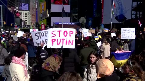 Protesters in Times Square call for peace in Ukraine